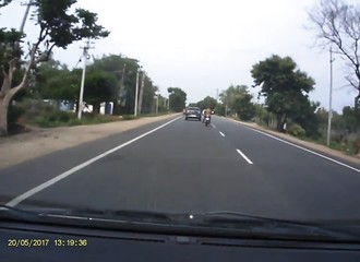 Télescopage extrêmement brutal entre deux motocyclistes en Inde