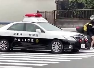 Des policiers japonais se font humilier par un scootériste