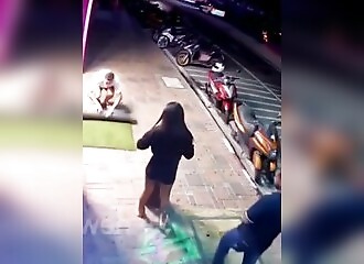 Un passant touche les fesses de sa femme, il réagit immédiatement
