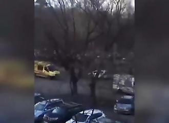 Face à l’afflux des malades du Covid-19, des ambulances font la queue devant un hôpital (Russie)