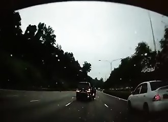 D’abord renversé  par un fourgon, un scootériste se fait ensuite rouler dessus par une voiture