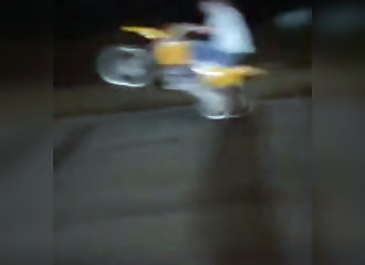 Il se fracasse au sol lors d'une roue arrière en moto