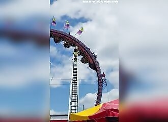 Coincés la tête en bas pendant 3 heures dans des montagnes russe