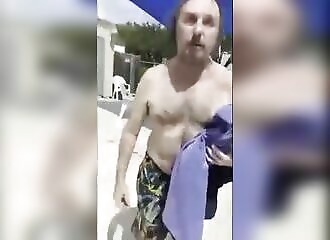 Confronté pour avoir harcelé des filles à la piscine, ce vieil homme essaie d'être violent (mais ça ne marche pas).