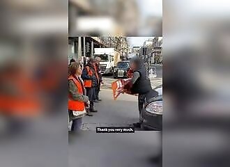 Il tente de passer un barrage de manifestants écolos, la police l'en empêche