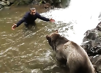 Un ours sauvage retrouve son bienfaiteur