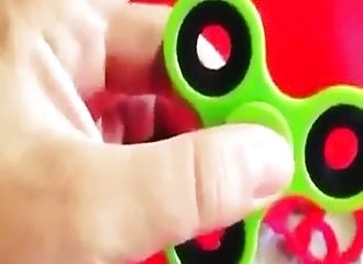 Impossible pour ce monsieur de se servir d’un hand spinner. Découvrez pourquoi !