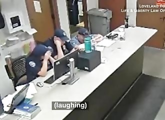 3 policiers se moquent de la brutale arrestation d’une femme âgée atteinte de démence