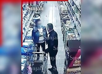 Un homme en colère frappe une femme sans raison dans un supermarché