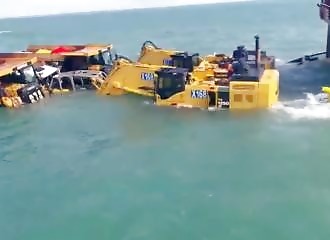 Un bateau coule avec une importante cargaison d’engins miniers