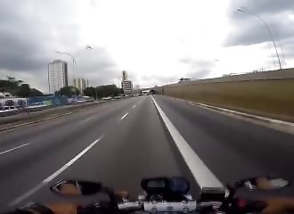 Les hallucinantes images d’un motard qui met délibérément sa vie en danger