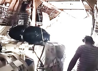 Lors d’un largage aérien, un pilote de chasse russe vient saluer ses amis