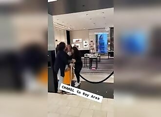 Des voleurs terrifient des clients de Chanel en saccageant une boutique 