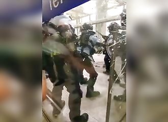 Hong Kong : des manifestants s’en prennent à un policier qui tente d’arrêter une femme