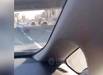 Tadjikistan : elle tente de traverser la rue avec son bébé en poussette lorsqu’un automobiliste les percute de plein fouet