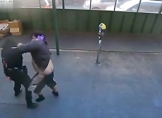 Une femme policière asiatique se fait agresser par un SDF raciste