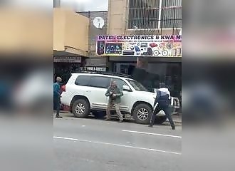 Armé d'un couteau, cet homme met en échec des voleurs en Afrique du sud