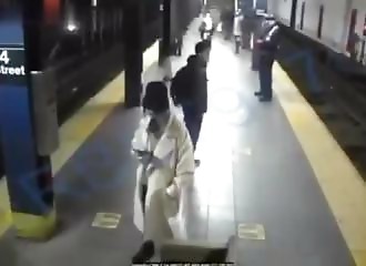 Poussée par un déséquilibré, une femme passe sous le métro (New York)