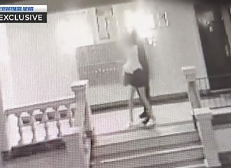 Vidéo effrayante : un homme suit une femme jusqu'à son appartement à Brooklyn et l'étrangle