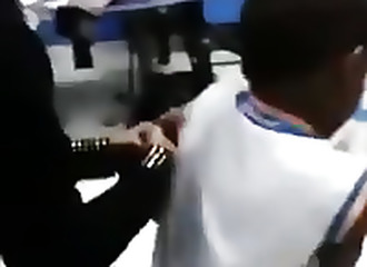 Ce gamin brésilien saccage sa classe et ses instituteurs ne peuvent vraiment rien faire