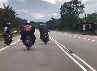 Motard un peu trop pressé finit par s'étaler sur la route 