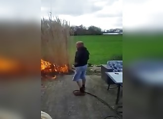 Allemagne : gros idiot met le feu à ses haies et manque de brûler sa maison