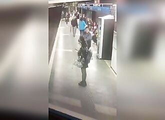 Man assaults several women in Barcelona metro station (Warning - shocking)
