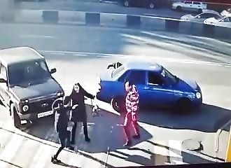 D’un coup de poing, il envoie ses deux adversaires au sol (Road rage)