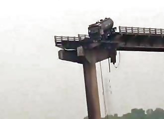 Pont s’effondre en Inde, camions tombent dans la rivière