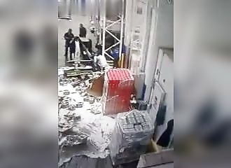 Il tue accidentellement son patron et blesse sa collègue (Public Averti)