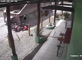 Un camion recule à l’aveuglette et manque de tuer un motard