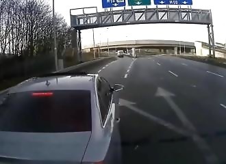 Le conducteur d’une Audi coupe la route à une camionnette et cherche délibérément l’accident