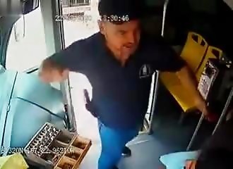 Un homme armé tabasse un chauffeur de bus (Mexique)