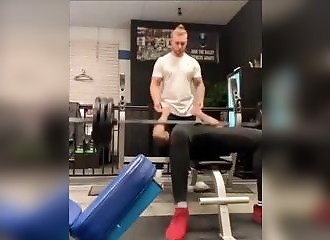 Il manque de s’écraser la trachée avec une grosse barre de musculation