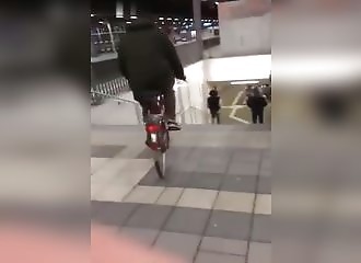 Descendre les escaliers de la station de métro en vélo (FAIL)