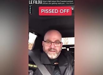 Un policier canadien énervé critique le gouvernement face au convoi de la liberté
