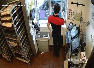Une automobiliste tente pathétiquement de braquer un drive McDonald's