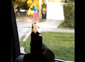 Menacé d’un pistolet à cause de son comportement clownesque