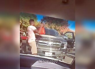 Blagueur idiot fait semblant de mettre de l'essence sur votre voiture, et tombe sur un gars armé