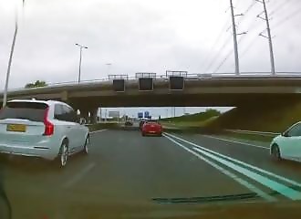 Un malade zigzague entre les voiture à Rotterdam
