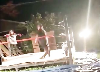 Un catcheur amateur se brise les deux jambes tout seul