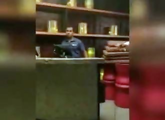 États-Unis : un client plaque au sol un homme qui vient d’agresser l’employé d’un restaurant