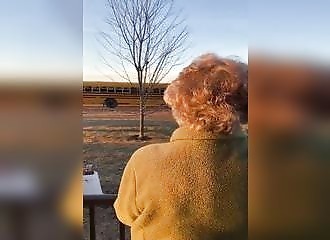 La belle vidéo du jour : quand tout un bus scolaire souhaite joyeux anniversaire à une mamie