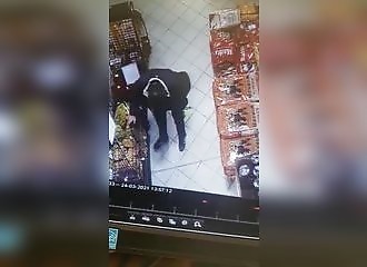 Ce client se décharge d'un objet encombrant dans un magasin !