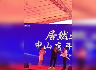 L’acteur Simon Yam attaqué au couteau sur scène (Chine)