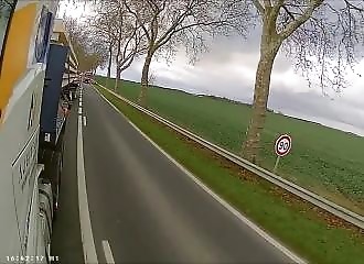 Sur une route départementale, un camion effectue un dépassement extrêmement dangereux