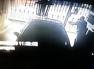 Il tente de voler un homme .. sans savoir qu'il s'agit d'un policier armé 