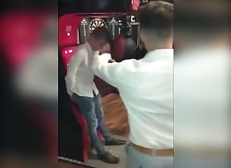 Mettre son visage derrière le punching-ball d’une machine coup de poing