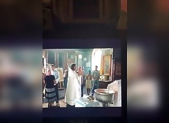 Russie : un prêtre orthodoxe baptise brutalement un bébé
