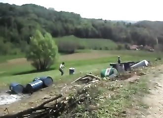 Ces paysans ont une façon très originale de célébrer la fin de la moisson